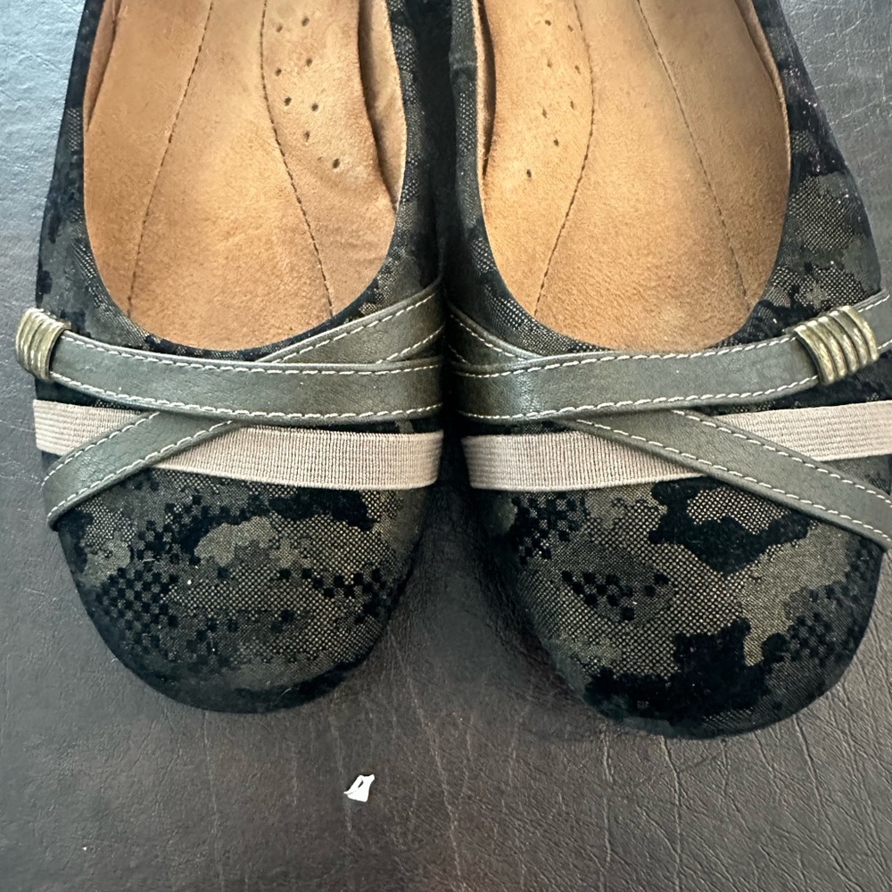 Sofft Black and Tan Patterned Flats camouflage - Picture 2 of 4